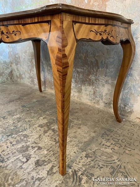 Graceful lines, marquetry side table