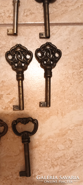 11 darab főleg réz különleges és ritka antik kulcs egyben eladó