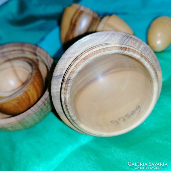 5 eggs in a wooden egg.