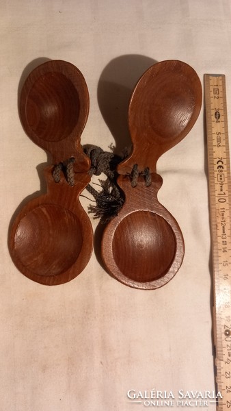 2 castanets (Spanish musical instrument)