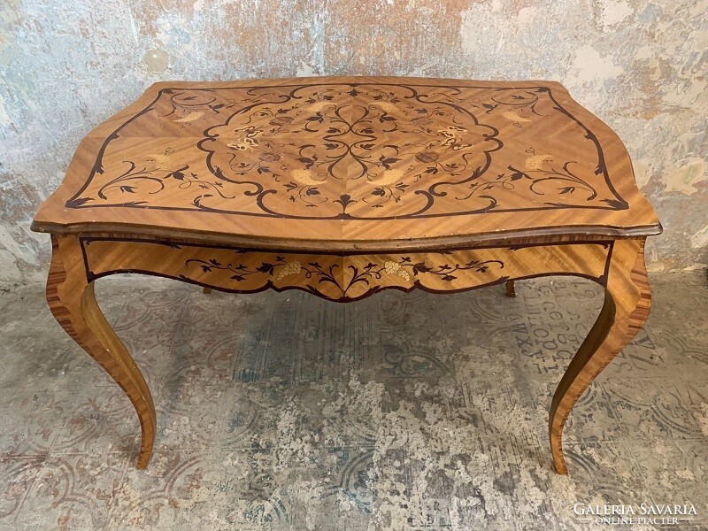Graceful lines, marquetry side table