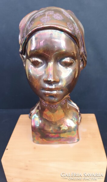 Jakab bori eosinically iridescent ceramic head/bust