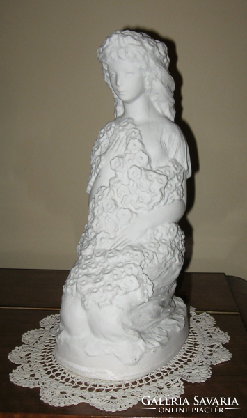 Beautiful r. Kiss Lenke / 1926-2000 / sculpture: girl with flowers