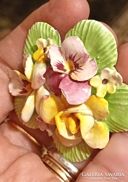 Szép porcelán kitűző ibolya és más virág mintás