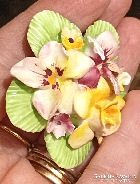 Szép porcelán kitűző ibolya és más virág mintás