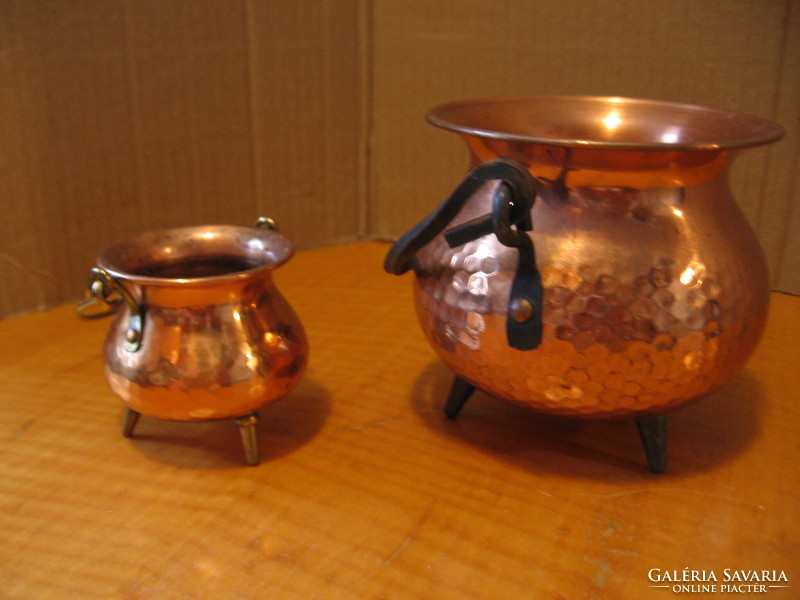 Cauldron-shaped pot, vase in pairs