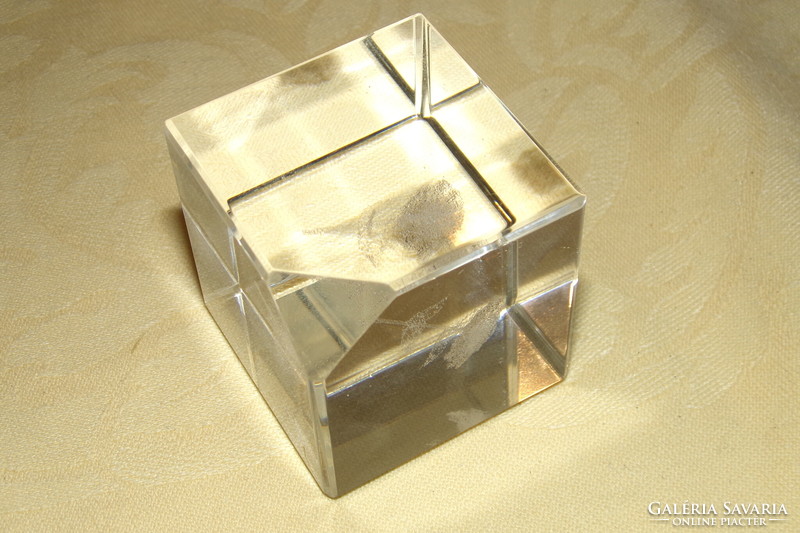 Glass cube with a flower engraved in the center of crystal glass 4x4x4 cm