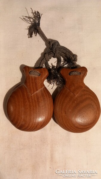 2 castanets (Spanish musical instrument)