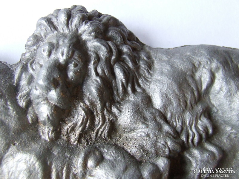 Régi alumínium oroszlános díszítésú névjegykártya tartó, dombormű