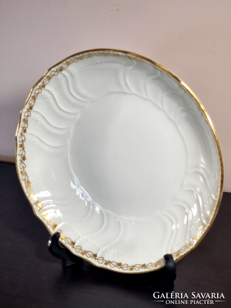 *KPM Berlin porcelán tányér, aranyozott szegéllyel díszítve, XIX.szd közepe körül.