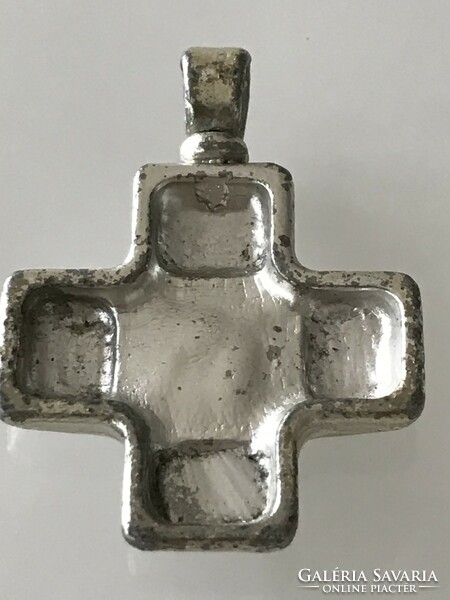 Kereszt alakú ezüstözött medál, 4 x 3 cm