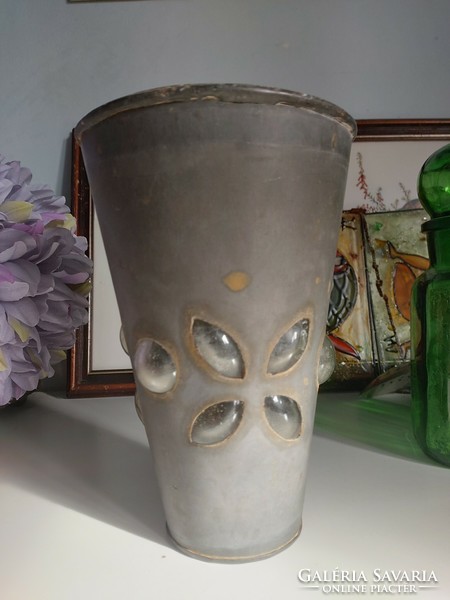 20 cm magas, 13 cm felső átmérővel, fém házban kidudorodó fújt üveg váza arts and crafts