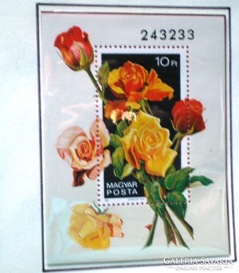 B156 / 1982 Rózsák blokk postatiszta