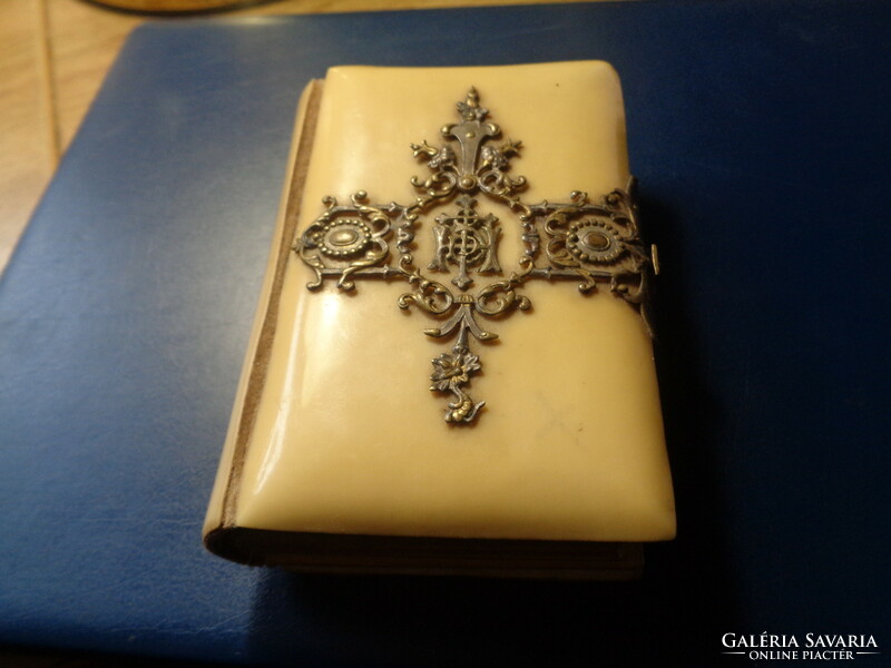 Prayer book, hard-looking, Gothic, with a beautiful copper strike on the outside