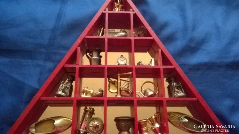 Mirrored, wall-mounted wood storage for small ornaments