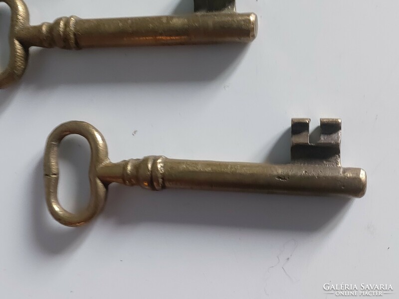 Szép, masszív régi réz kulcs (10,5 cm) db/ár összesen 3 db elérhető