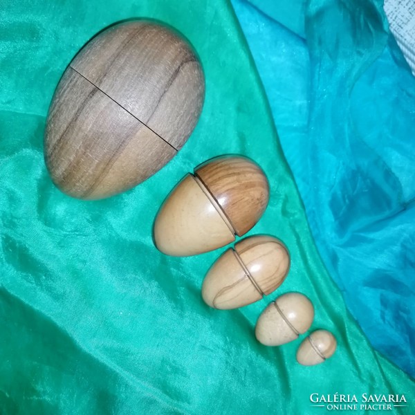 5 eggs in a wooden egg.