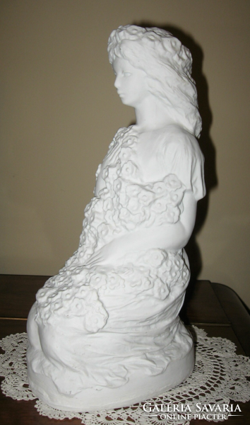 Beautiful r. Kiss Lenke / 1926-2000 / sculpture: girl with flowers