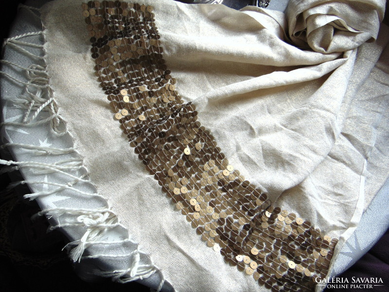 Elegant scarf decorated with sequins