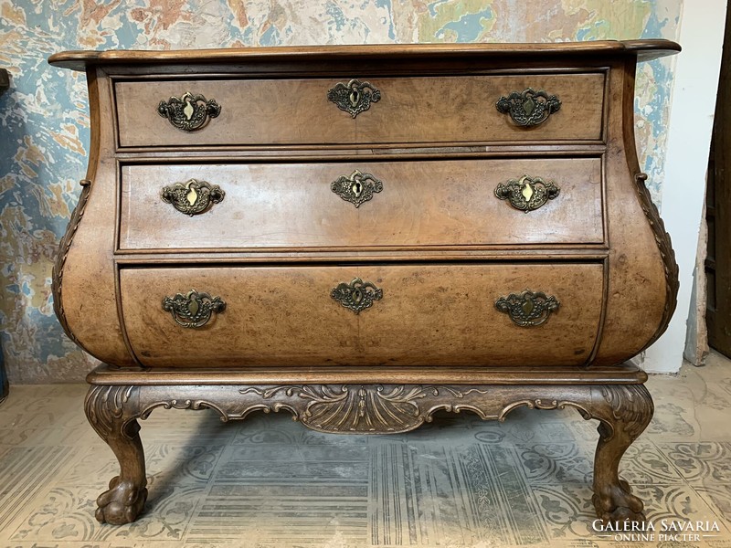Belly chest of drawers