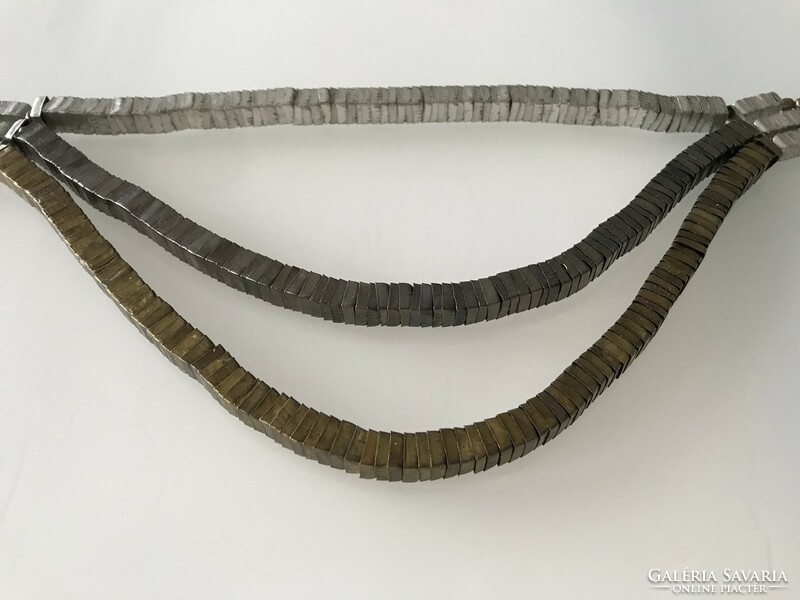 Kézműves modern nyakék szögletes fém szemekből, 52 cm hosszú