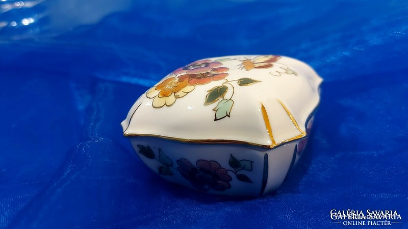 Zsolnay butterfly pattern, porcelain bonbonier.