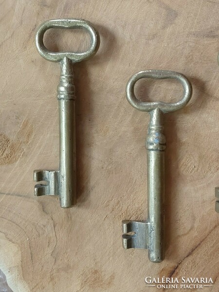 Szép, masszív régi réz kulcs (10,5 cm) db/ár összesen 3 db elérhető