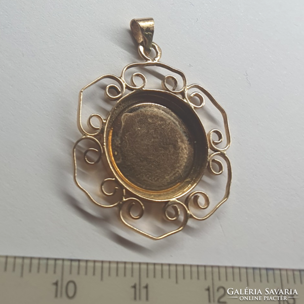 Gold pendant with coin insert (v)