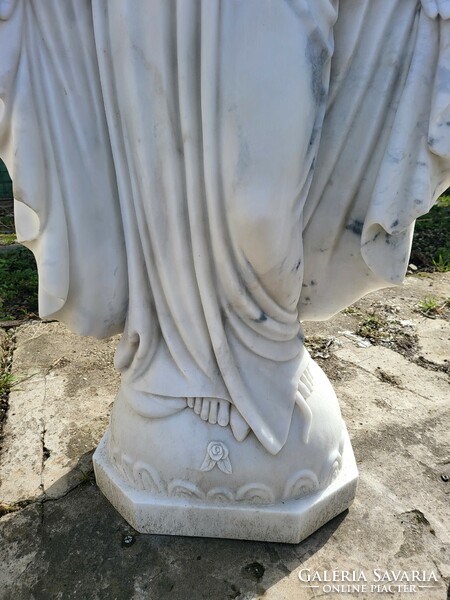Fehér márvány Szűz Mária szobor