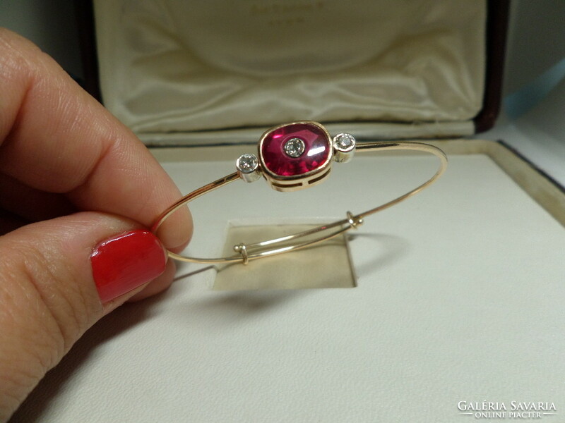 Gold wire bracelet with synthetic ruby and brills