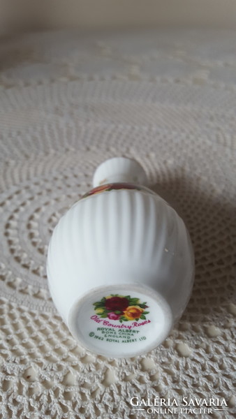 Small royal albert old country roses porcelain vase