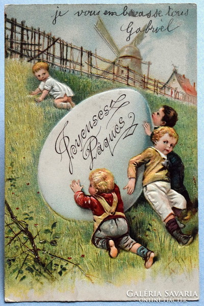 Antik dombornyomott Húsvéti üdvözlő képeslap  gyerekek lejtőn guruló hatalmas tojással
