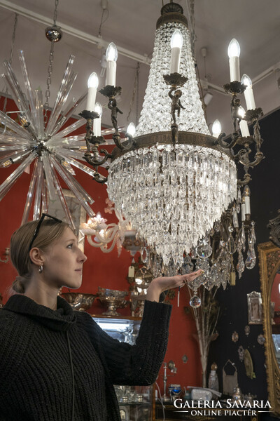 Ampoule-shaped crystal chandelier