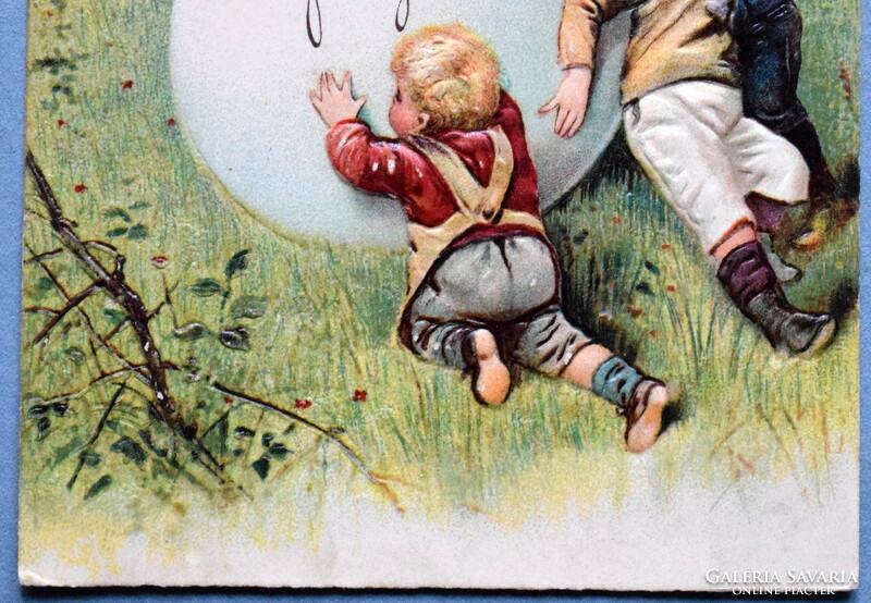 Antik dombornyomott Húsvéti üdvözlő képeslap  gyerekek lejtőn guruló hatalmas tojással