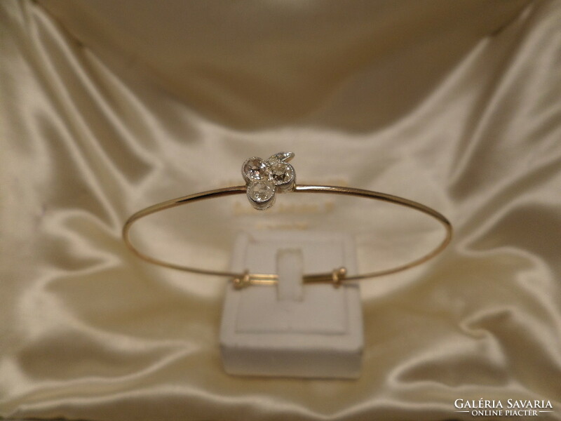 Gold wire bracelet with brillar clover