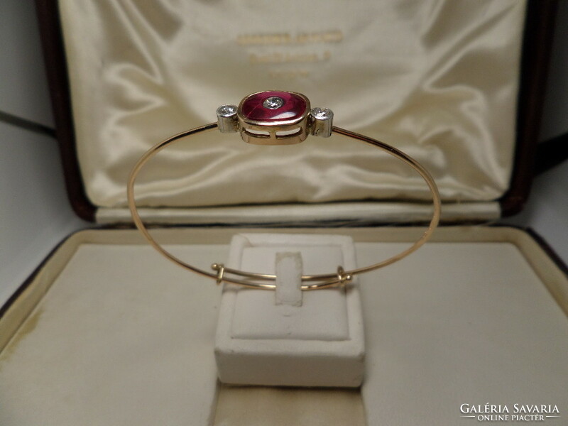 Gold wire bracelet with synthetic ruby and brills