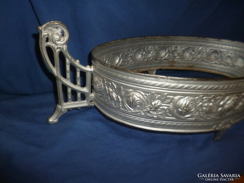 Antique metal offering without glass insert