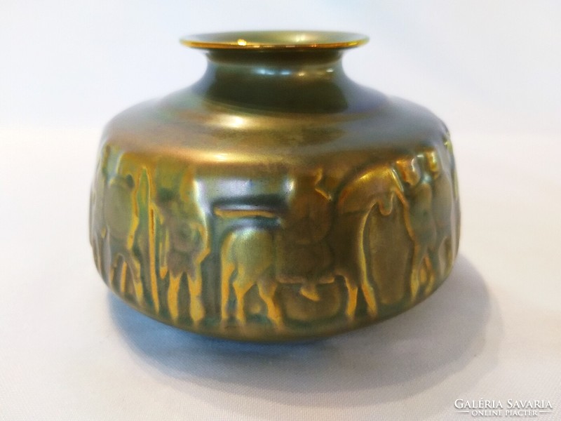 Zsolnay eozin vase decorated with Roman soldiers