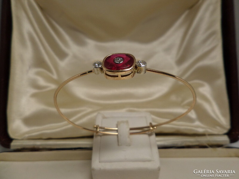Gold wire bracelet with synthetic ruby and brills