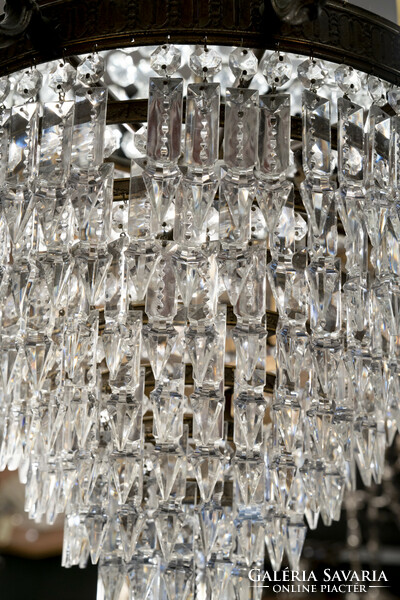 Ampoule-shaped crystal chandelier