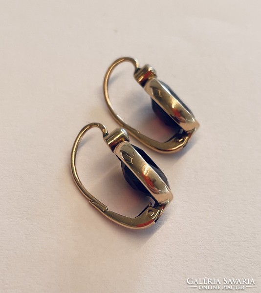 Gold earrings with garnet stones