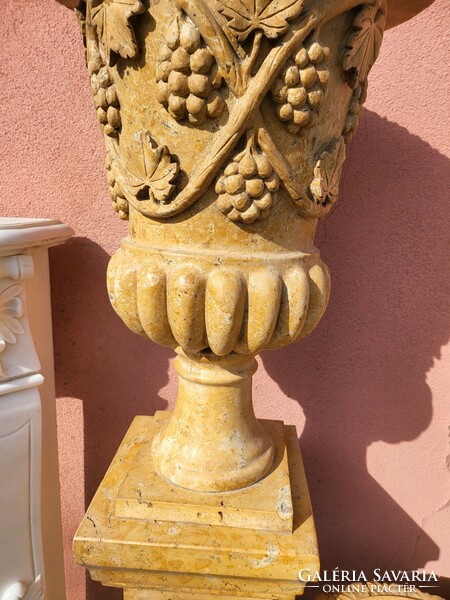 Imposing marble caspo with double, vine decoration