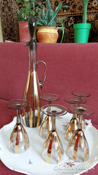 Ritka Bohémia kristály boros pohár 6 db plusz dekanter. Füstös fújt üveg arany csíkkal Mid century