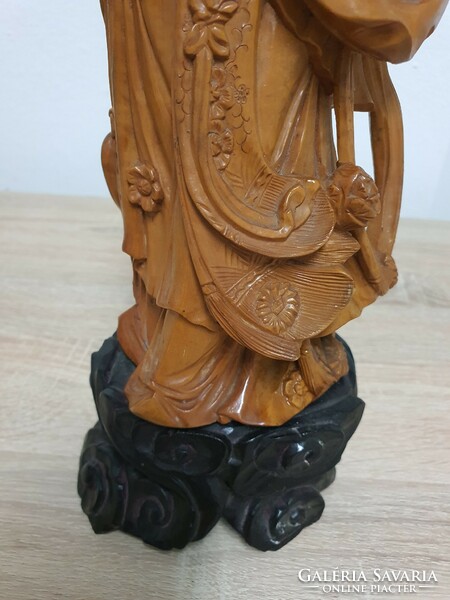 Gésát ábrázoló keleti faragott szobor.