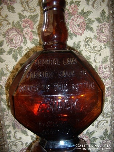 Érdekes alakú Zwack likőrös üveg a múlt század elejéről