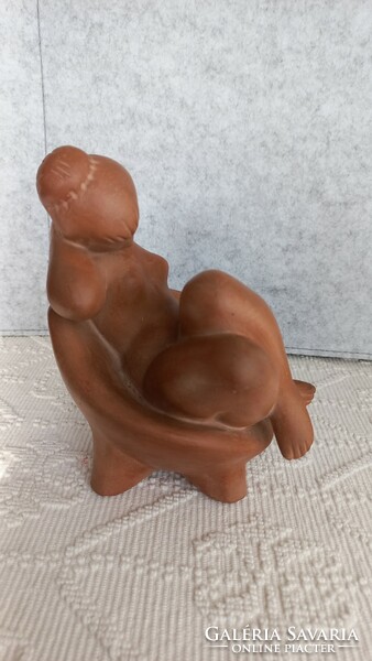 Kucs Béla (1925-1984) terrakotta ülő női akt szobor, a művész kézjegyével jelzett