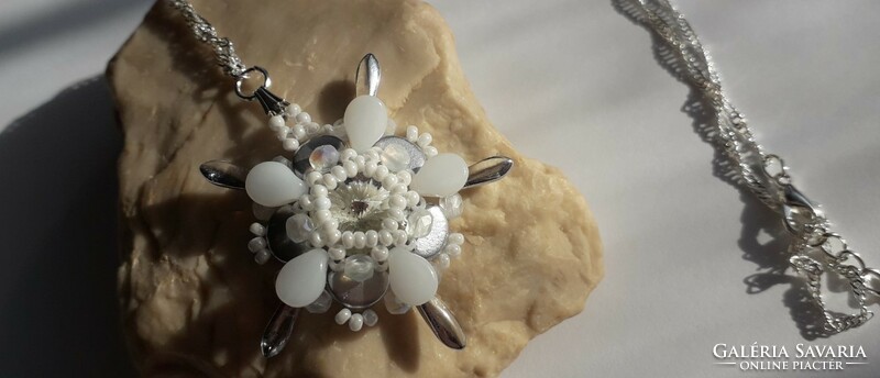 Lora's flower with pendant necklace