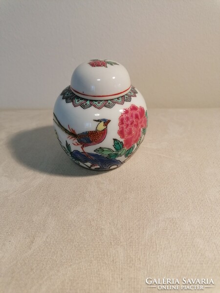 Kézzel festett kínai porcelán, pünkösdi rózsás, fácános fedeles kis váza, edényke. Piros jelzéssel.