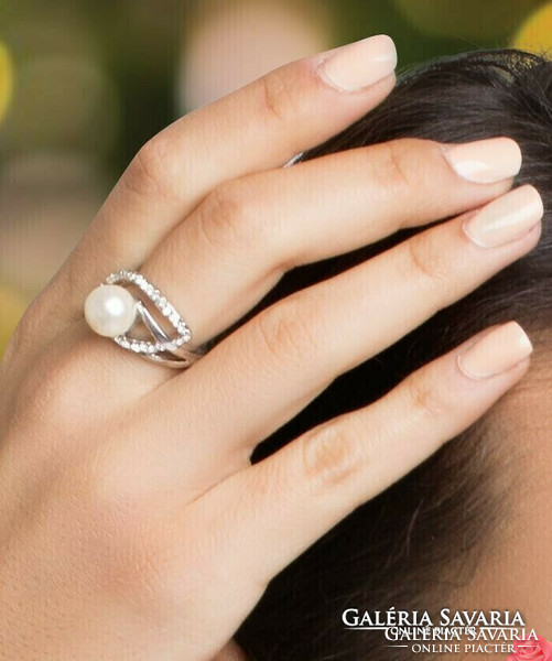 Elegant ring, decorated with crystals, very beautiful in the shape of a leaf, on which a white glass pearl is placed