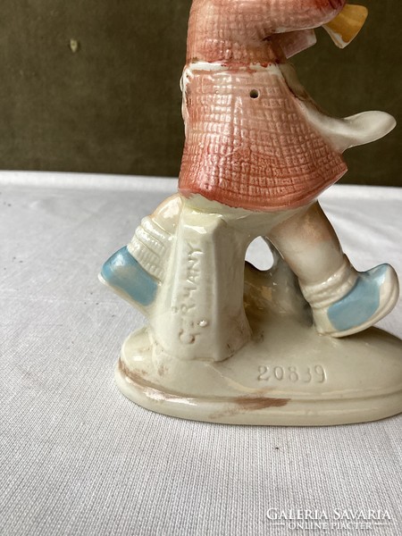 Bertran  jellegű trombitás kislány porcelán figura.
